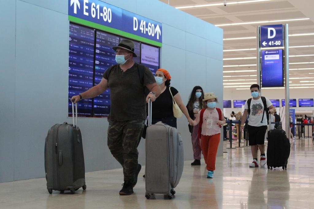 El aeropuerto de Cancún presenta buen movimiento de pasajeros