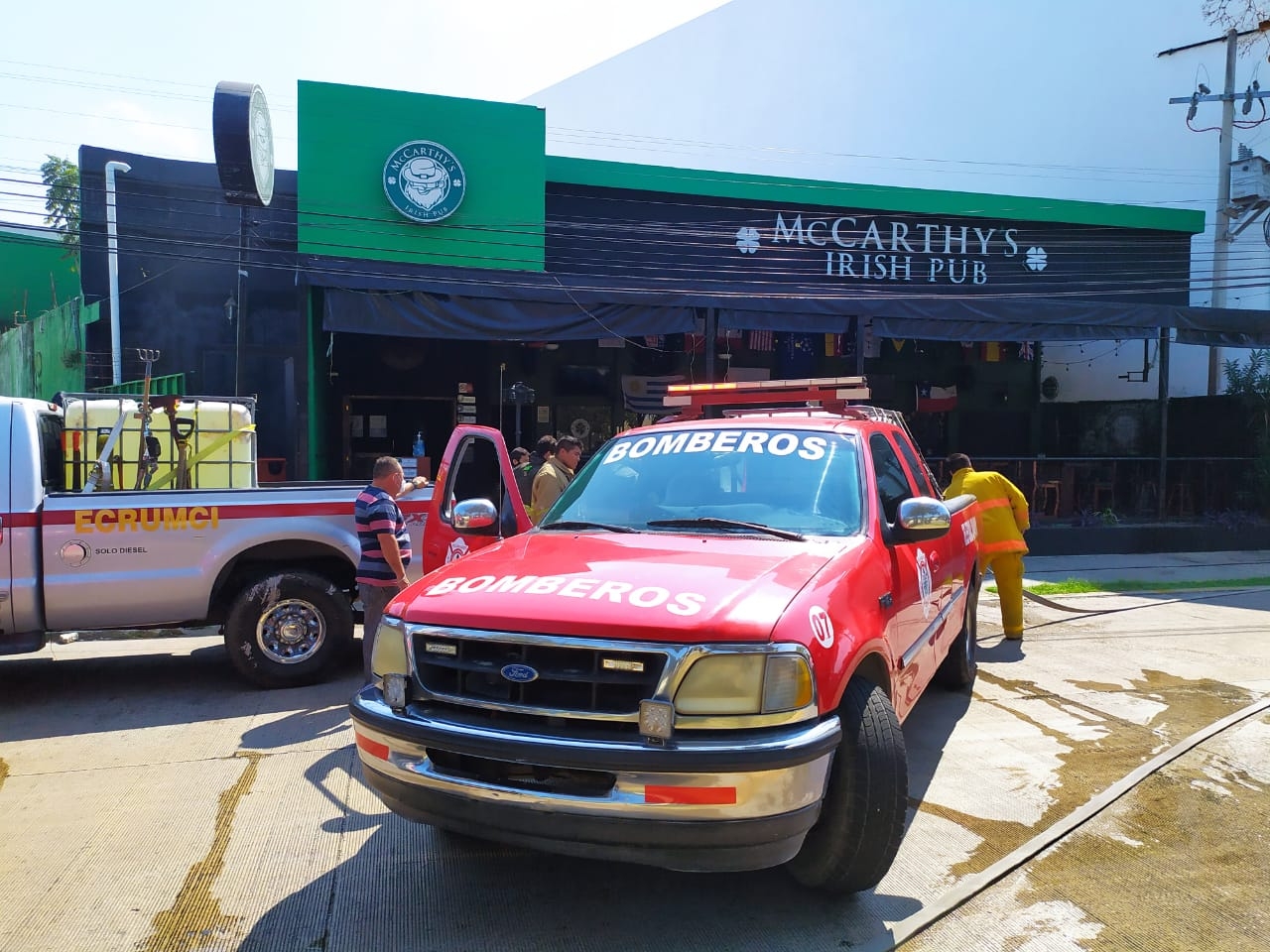 Empleados se quedan atrapados en incendio de restaurante en Ciudad del Carmen