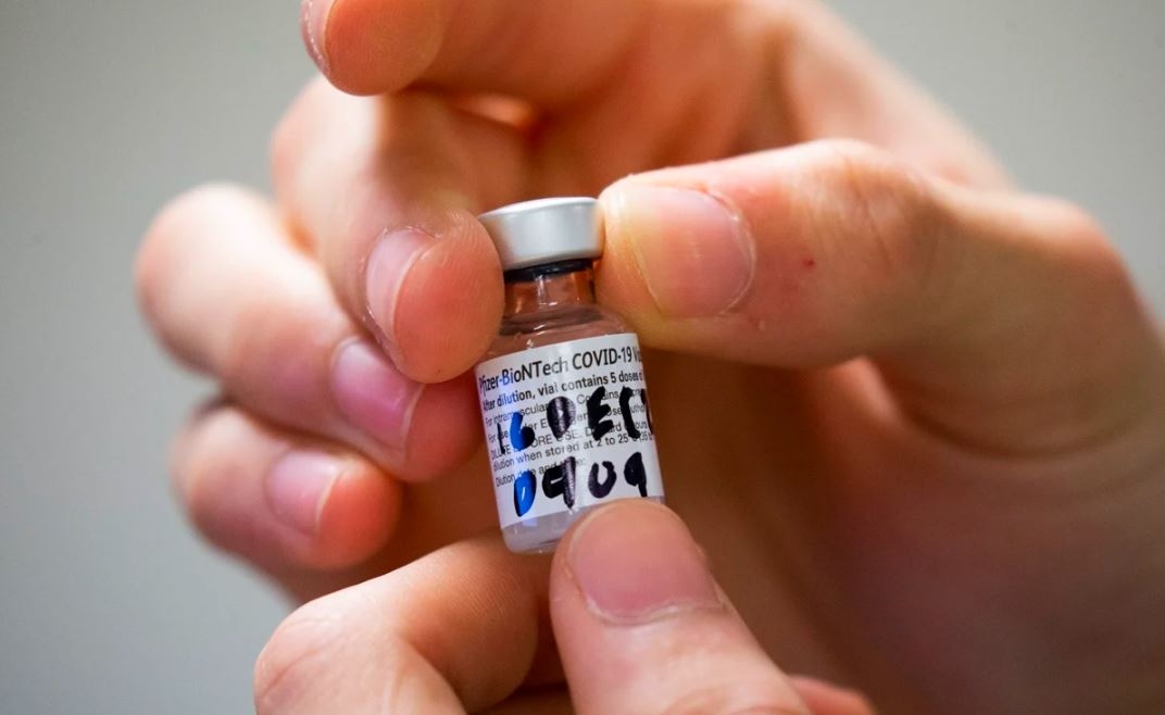 Vacuna de Pfizer es efectiva contra cepas de Reino Unido y Sudáfrica