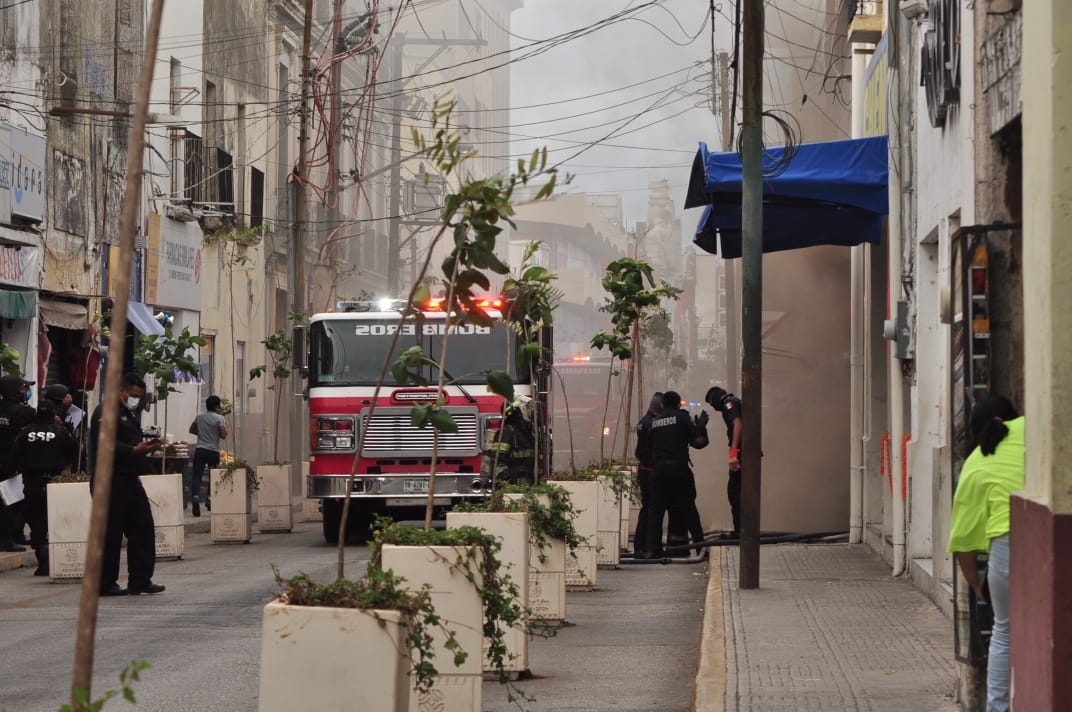 Así fue el incendio en bodega de hilos en el centro de Mérida: FOTOS