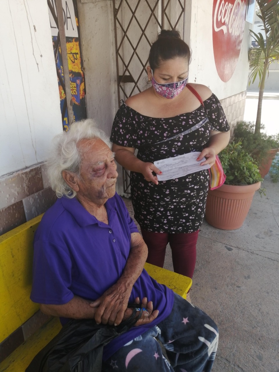 Por desorganización del INE, abuelita se desmaya en Progreso