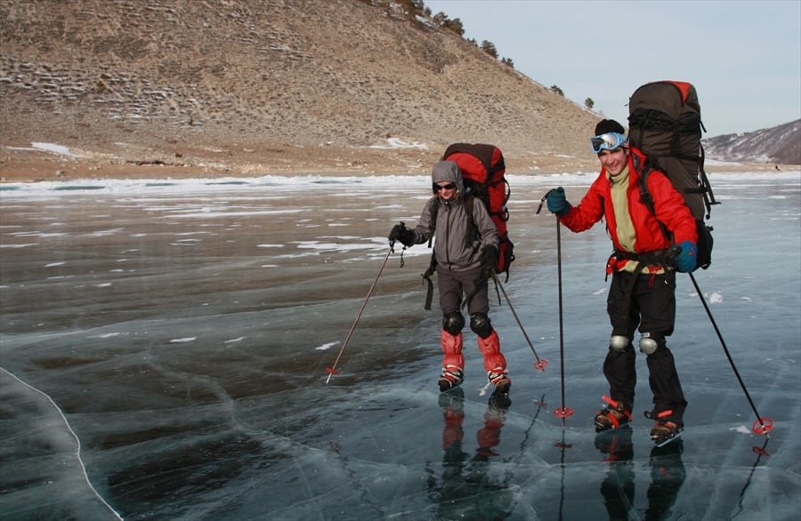 Lago congelado de Kirguistán se convierte en pista de trineos