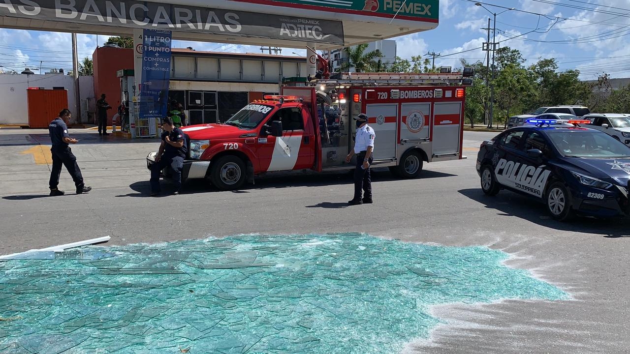 Empresa vidriera provoca cierre de avenidas en Playa del Carmen tras accidente