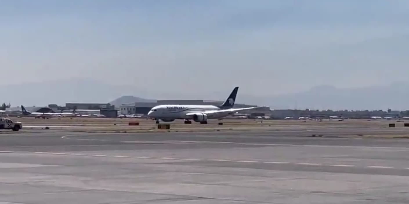 Avión de Aeroméxico aterrizando con las vacunas