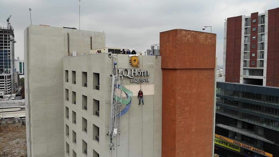 Rescatan a un hombre que quedó colgado en un hotel de Monterrey: VIDEO