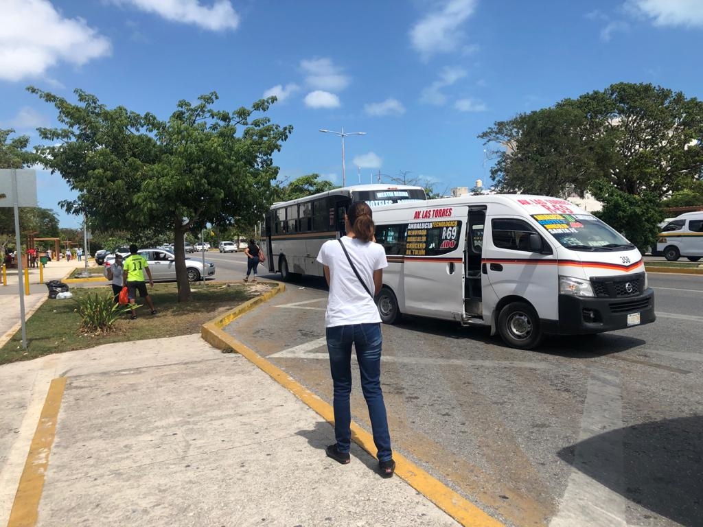 Paraderos de transporte público en Cancún lucen vacíos