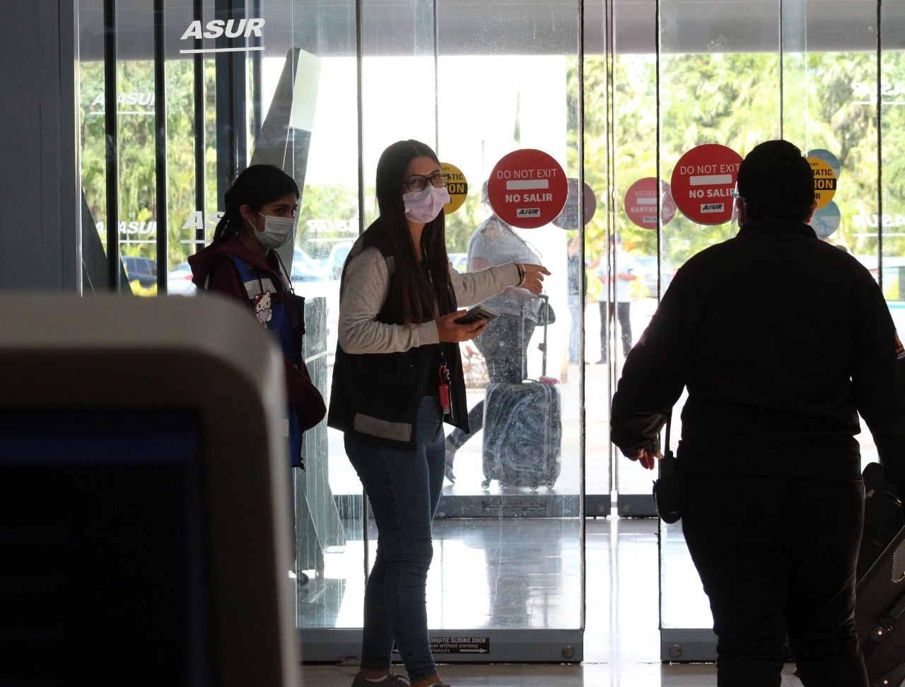 Silencio en aeropuerto de Cancún tras dejar ir a turista positivo a COVID-19