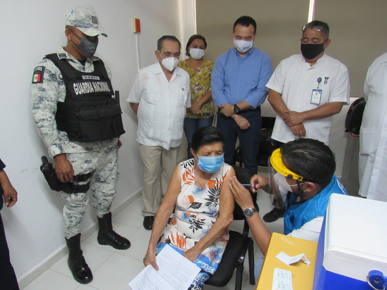 Abuelitos son vacunados contra el COVID-19 en Espita, Yucatán