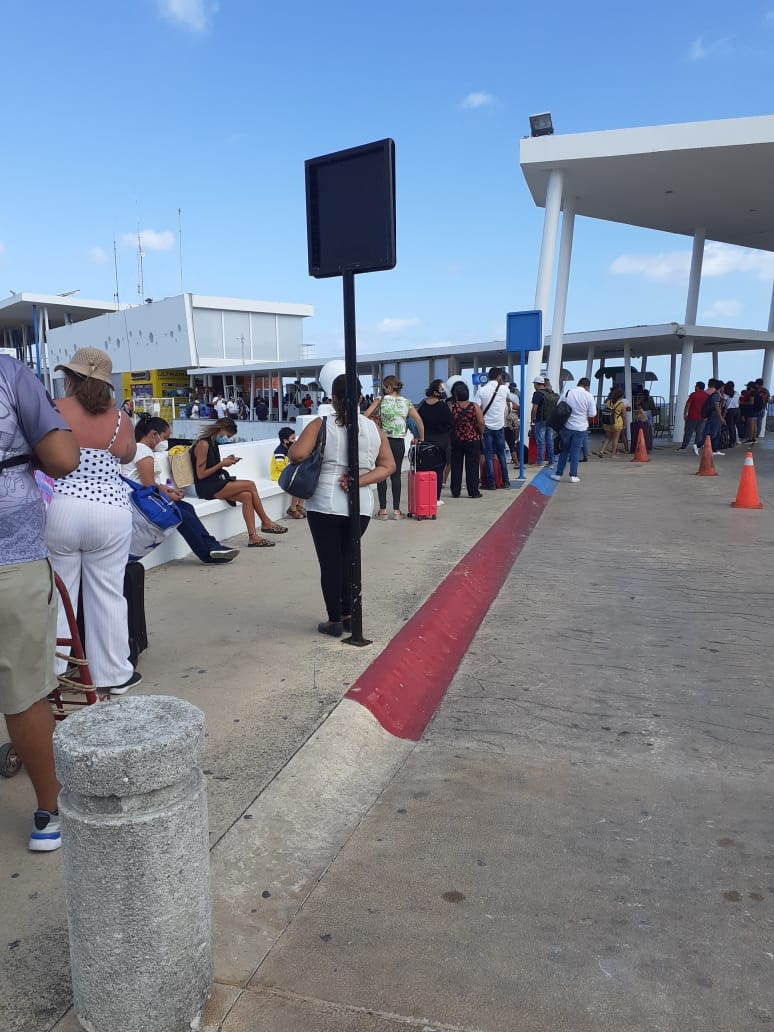 Dejan a 300 pasajeros varados en el muelle de Cozumel por cancelación de cruce