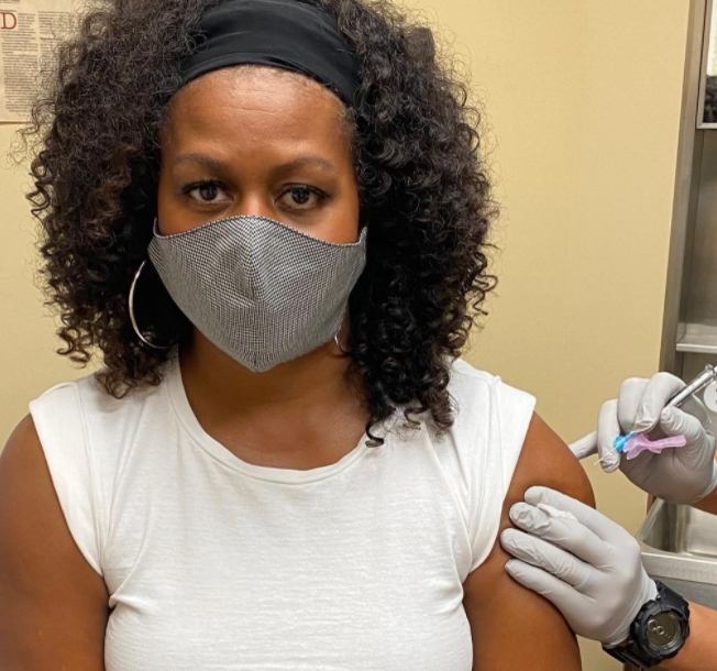 Michelle Obama comparte momento en que recibe la vacuna contra COVID-19