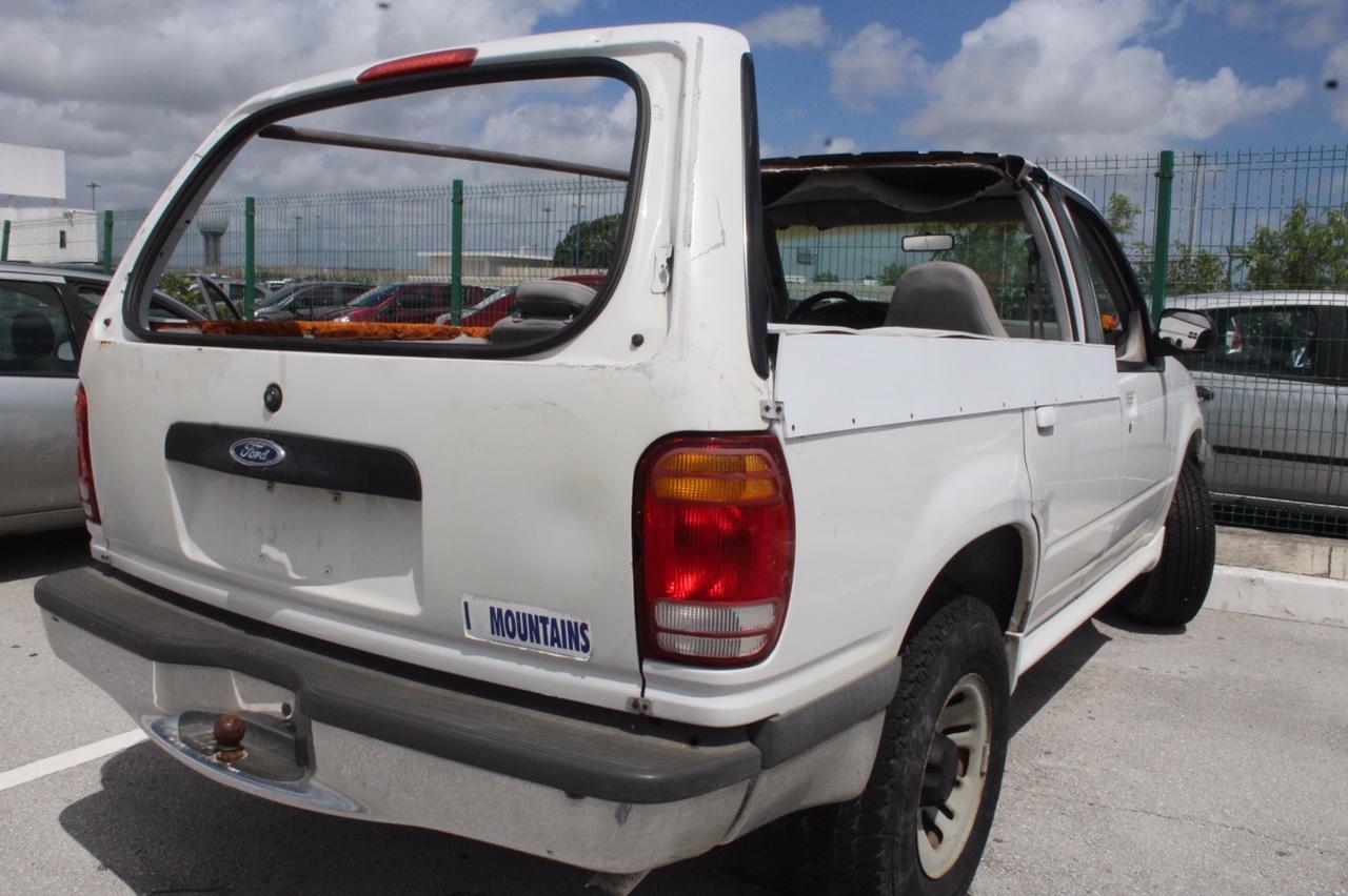 Camioneta lleva más de seis meses abandonada en el aeropuerto de Cancún