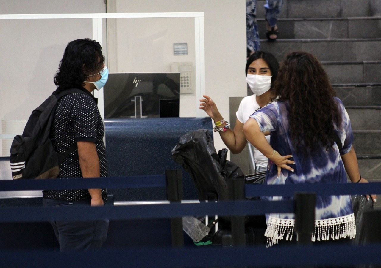 Turistas peruanos pierden su vuelo por falta de prueba PCR en el aeropuerto de Cancún