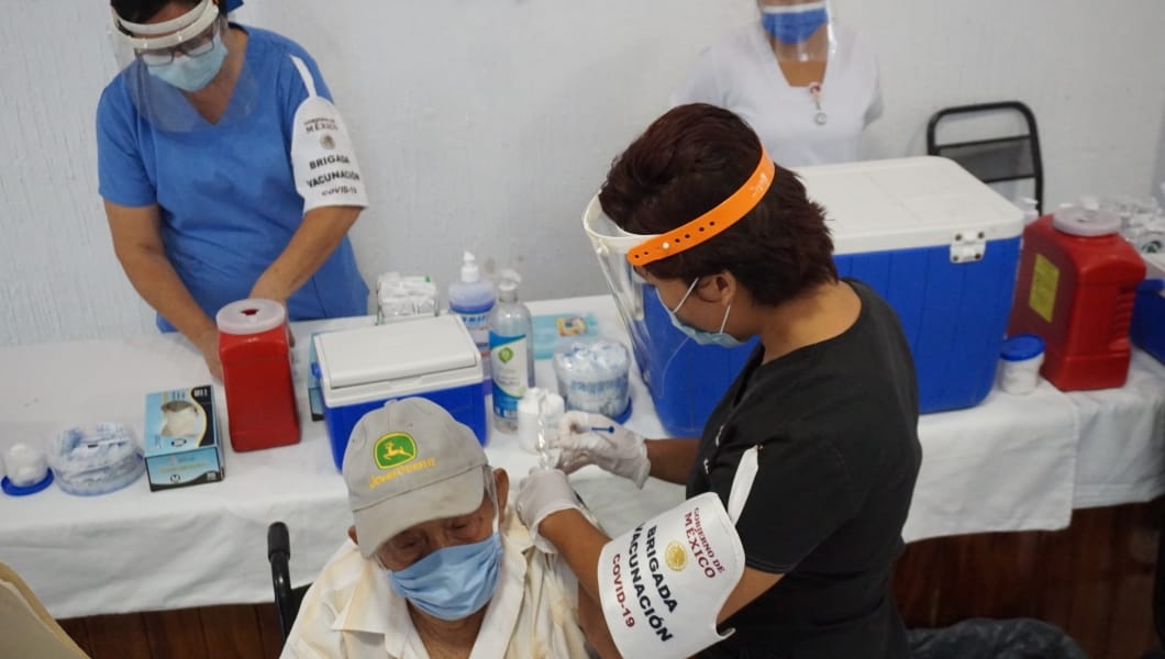 Vacunan a adultos mayores en el ISSSTE y décimo batallón de infantería en Campeche