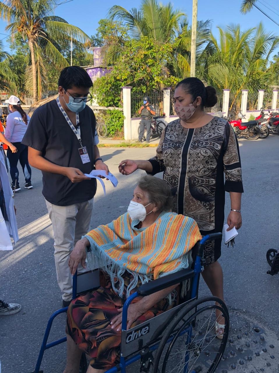 Adultos mayores de Cozumel madrugan para no quedarse sin vacuna contra el COVID-19