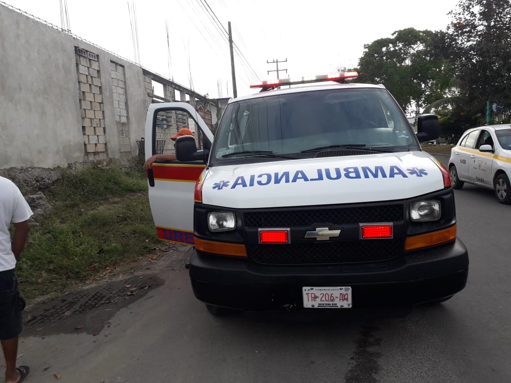 Conductor de una camioneta choca contra motocicleta y deja un herido en Chetumal