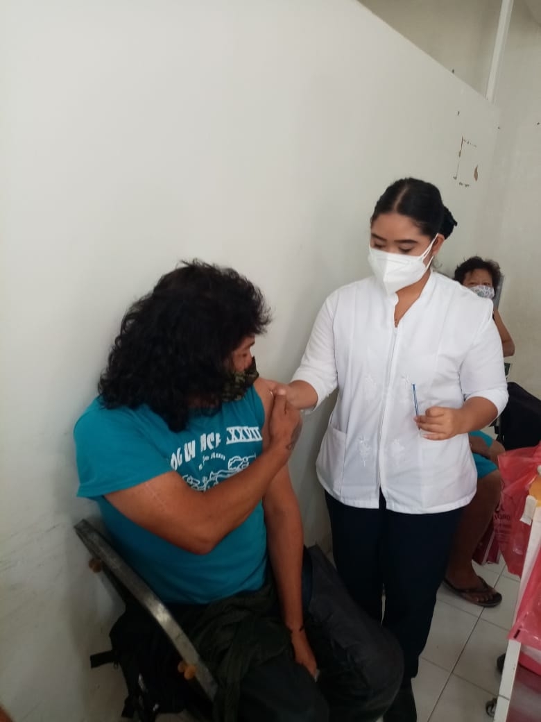 Pilón, de “Los Méndez”, es vacunado contra el COVID-19 en Kanasín, Yucatán