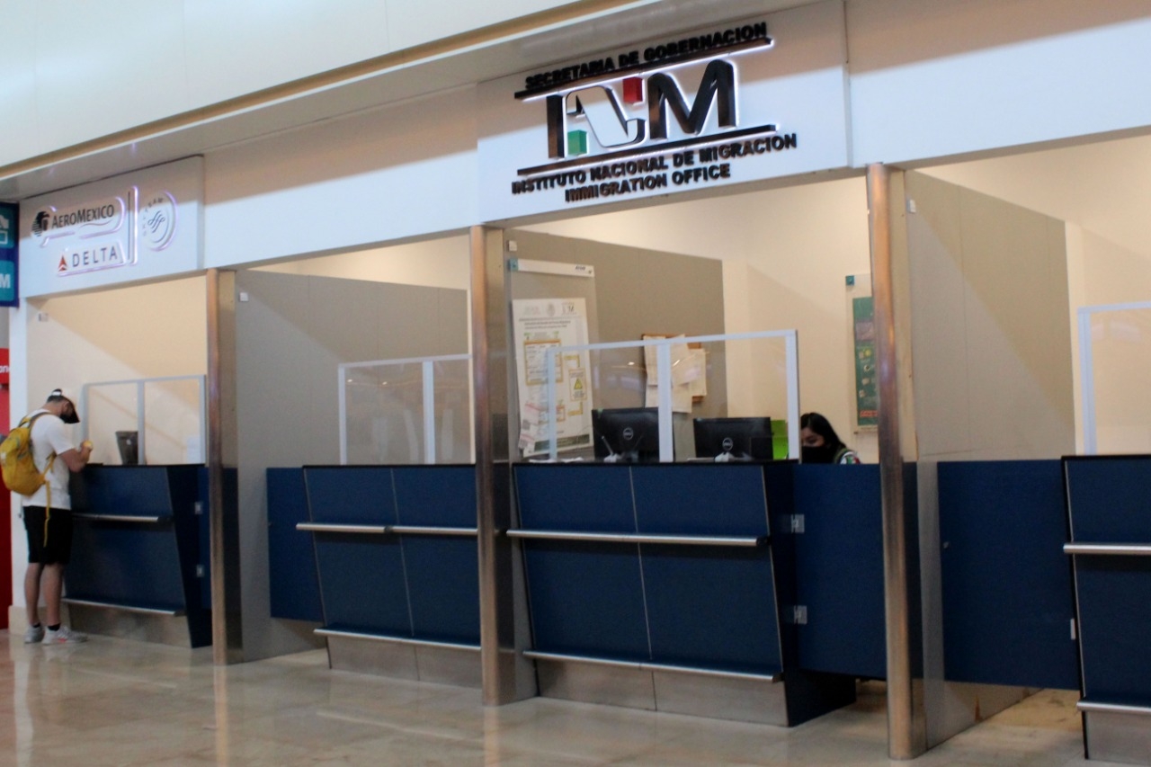 Retienen a turista en el aeropuerto de Cancún sin motivo, denuncia
