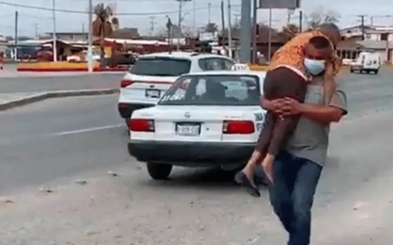 En Coahuila un hombre carga a su mamá para llevarla a vacunar contra el COVID-19
