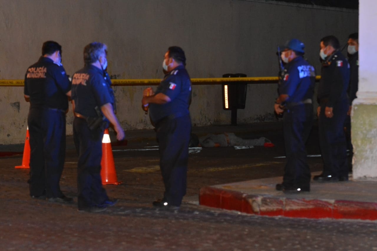 Muere hombre en el centro de Mérida, lo atropella un autobús