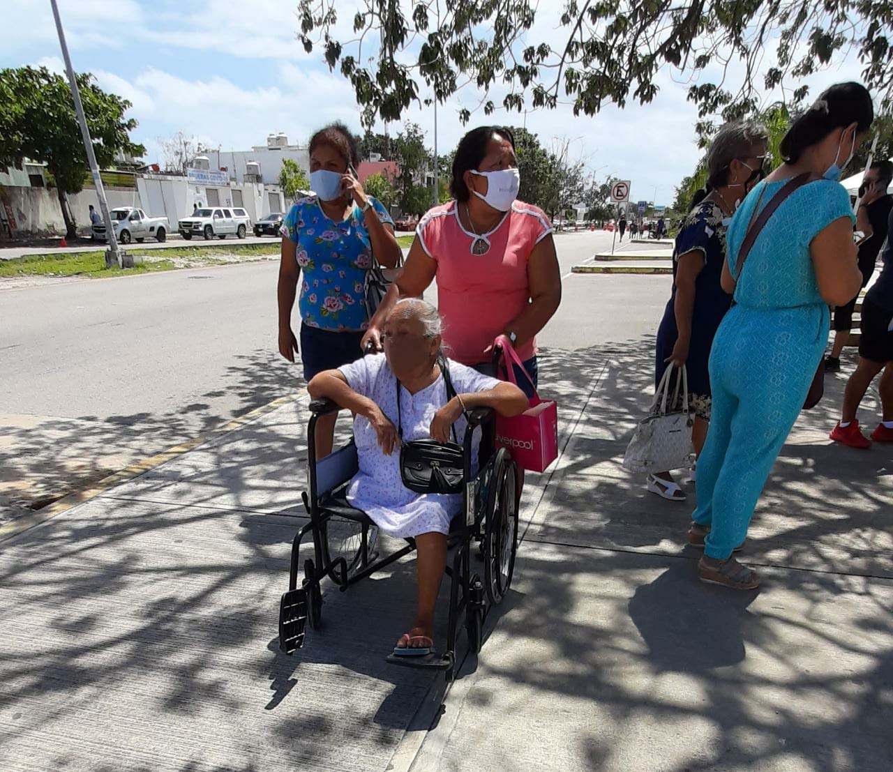 Adultos mayores reciben vacuna contra el COVID-19 en Playa del Carmen