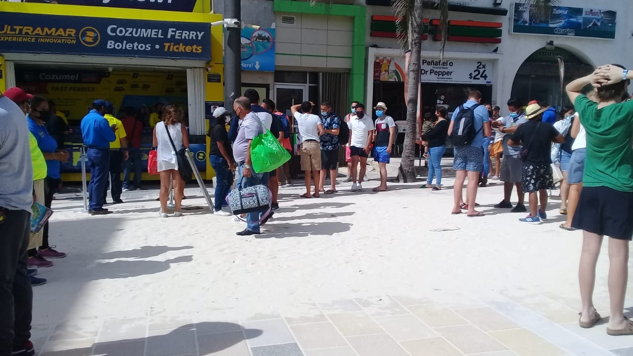 Arena obstruye paso de turistas en la terminal marítima de Playa del Carmen