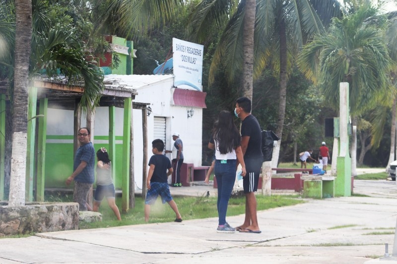 Chetumaleños acudieron a refrescarse por la tarde en la playa artificial
