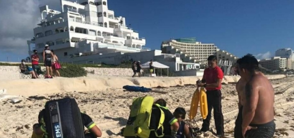 Salvavidas y bomberos salvan a dos niños de ahogarse en Playa Marlín de Cancún