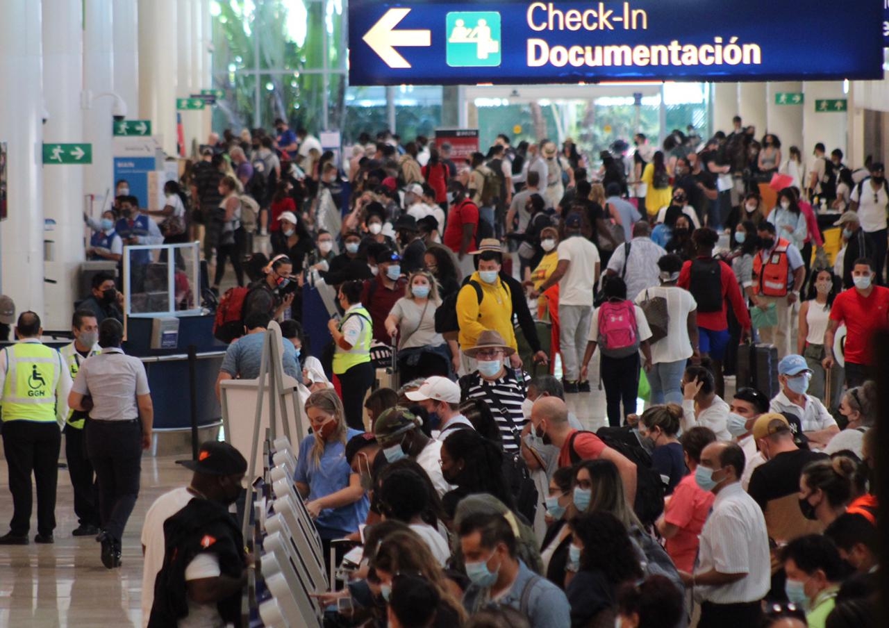 Aeropuerto de Cancún luce repleto de turistas extranjeros en pleno puente vacacional