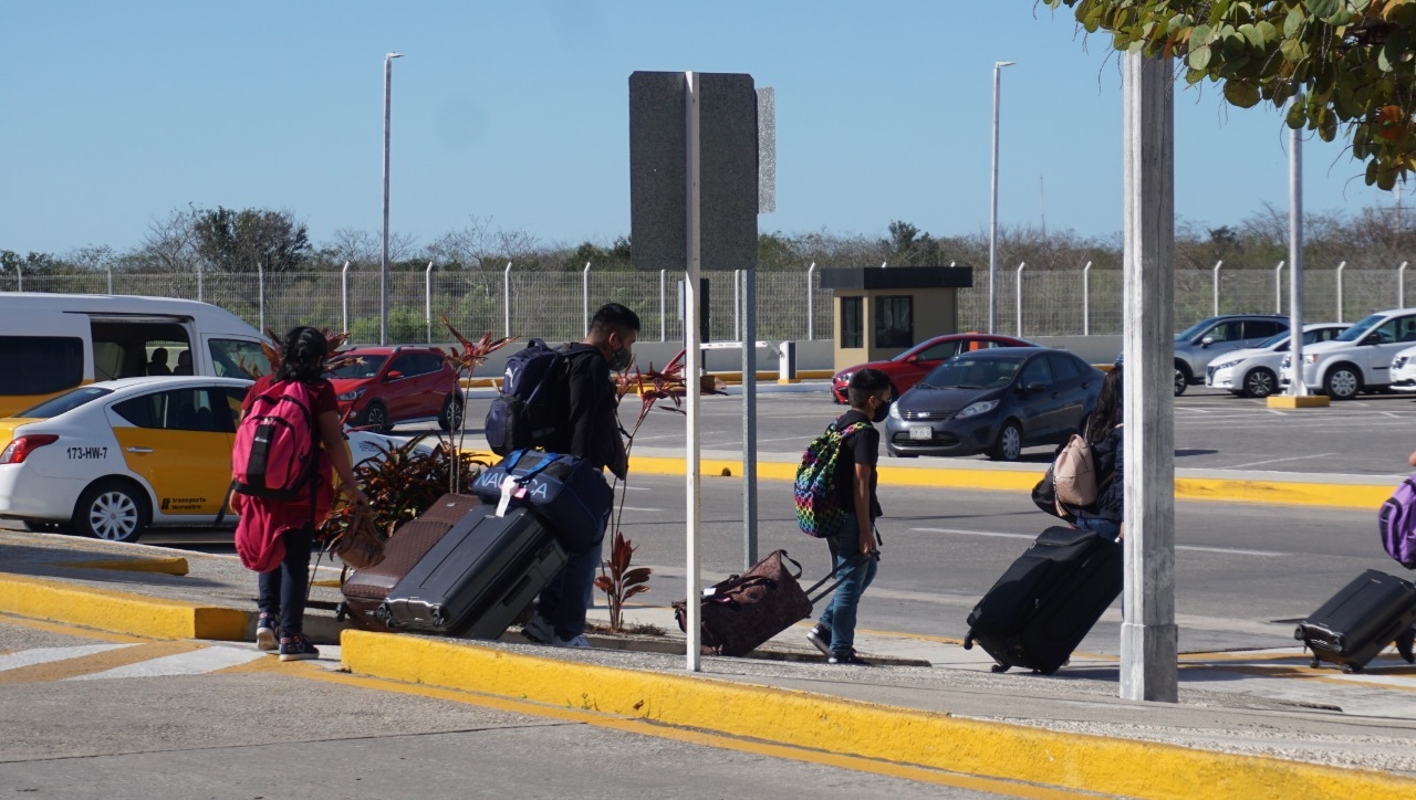 Familia paga mil dólares para viajar en avión desde Sonora hasta Campeche