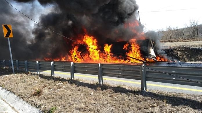 Pipa vuelca y se quema en la Carretera Nacional en Nuevo León