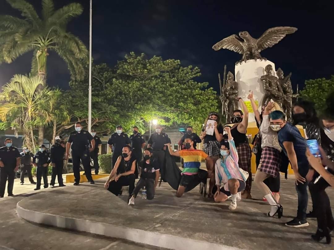 Policías 'custodian' monumento por protesta LGBT en Mérida; los critican en redes
