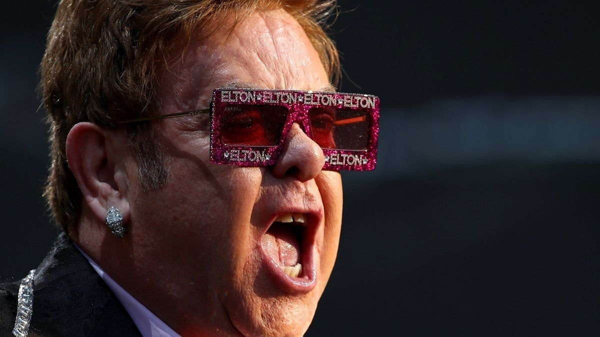 Elton John da positivo a COVID-19; pospone su gira en Estados Unidos