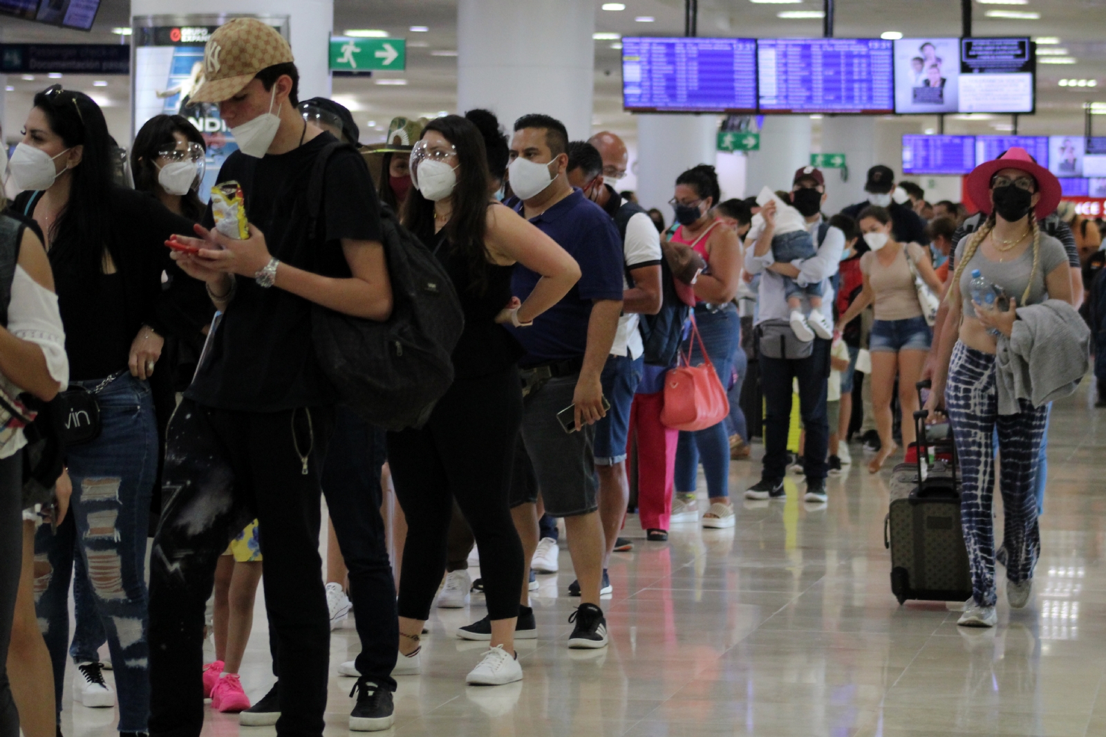 Turistas no llenan los 'Test COVID' en el aeropuerto Cancún y generan largas filas