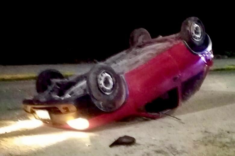 Automovilista alcoholizado volcó su auto en Playa del Carmen y se dio a la fuga
