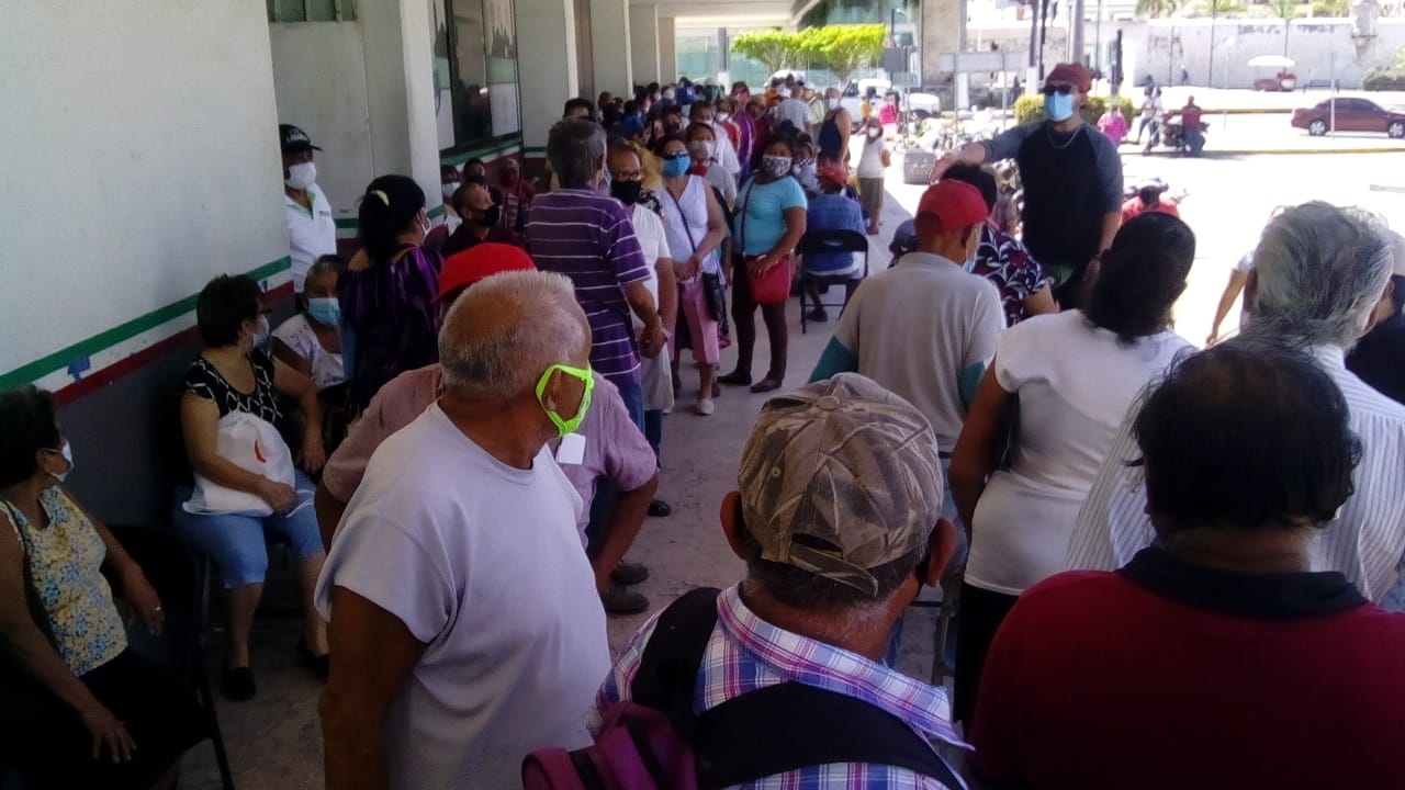 Cobro de apoyos federales genera largas filas en Campeche