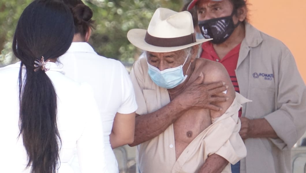 Vacunan a 800 adultos mayores en comunidades de Campeche