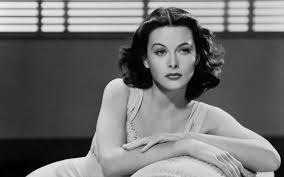 Conocida por sus papeles en el cine clásico, Hedy Lamarr era mucho más: inventora, ingeniera y 'madre' de tecnologías que hoy en día nos hacen la vida mucho más fácil