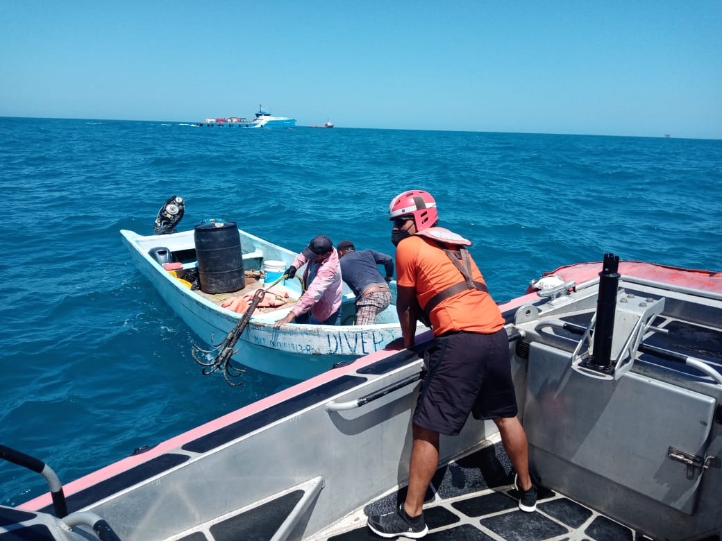 Rescatan a pescadores de Ciudad del Carmen varados en el Golfo de México