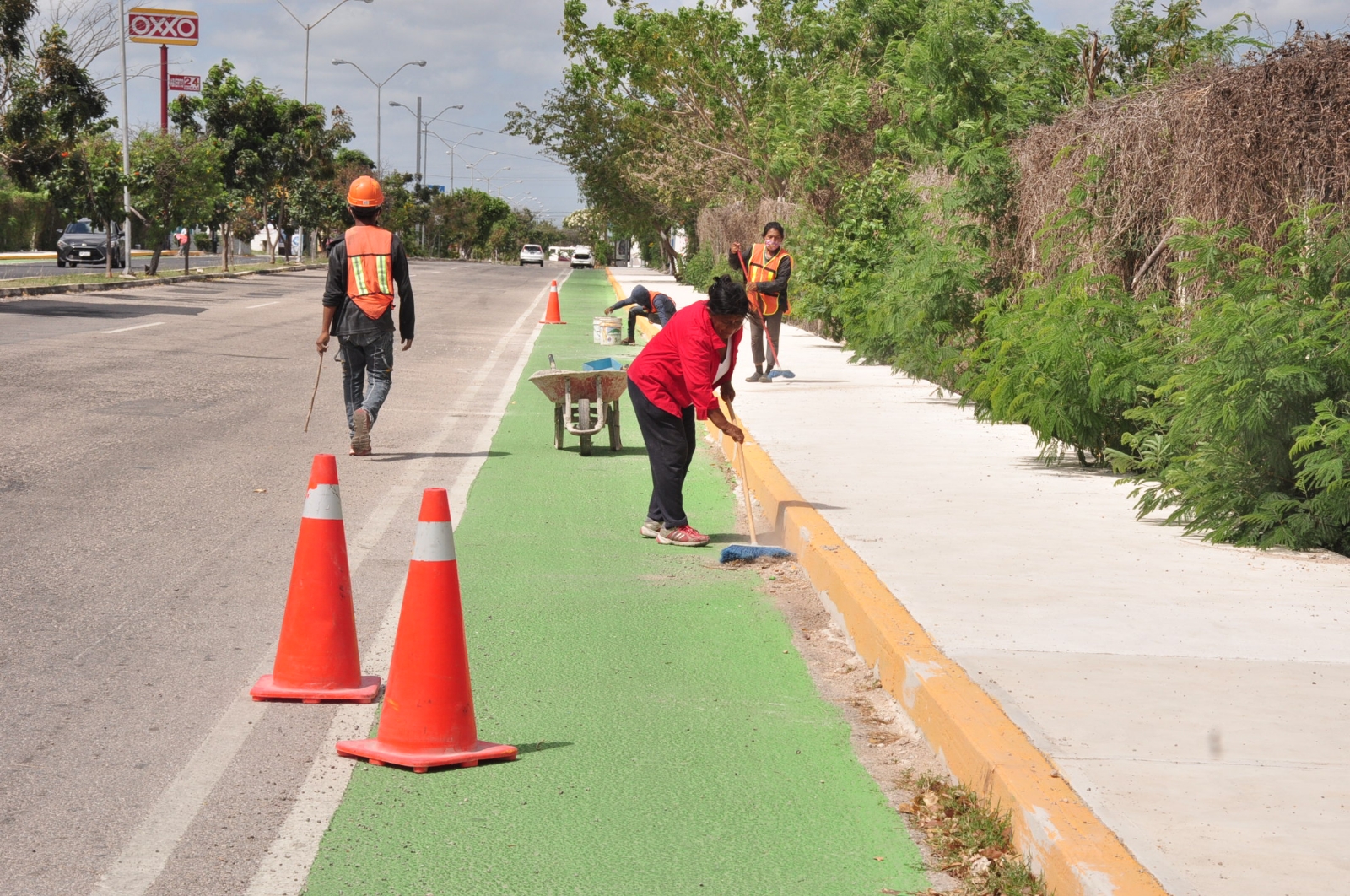 Bloquean ciclovías con automóviles para evitar trabajos en Mérida, denuncian