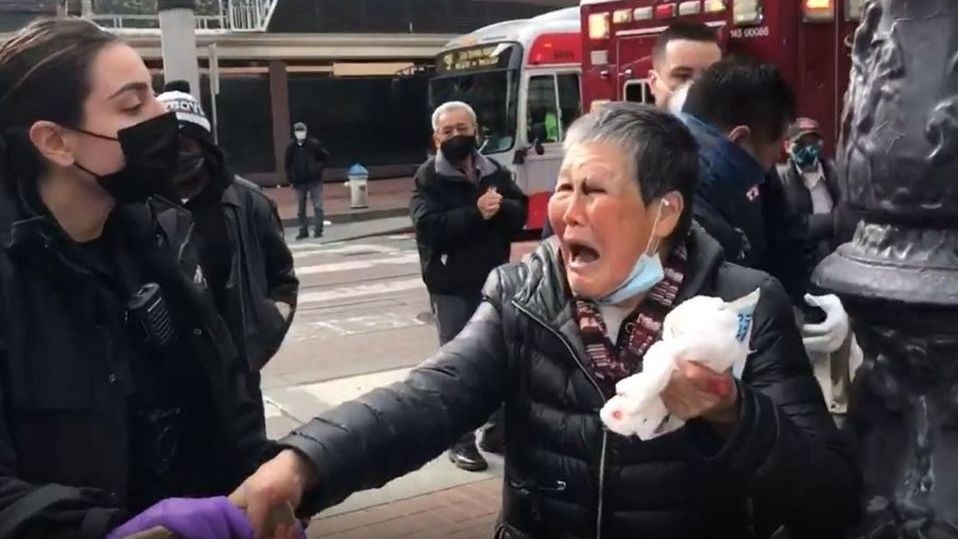 Abuelita de 76 años se defiende de asaltante en San Francisco y lo manda al hospital