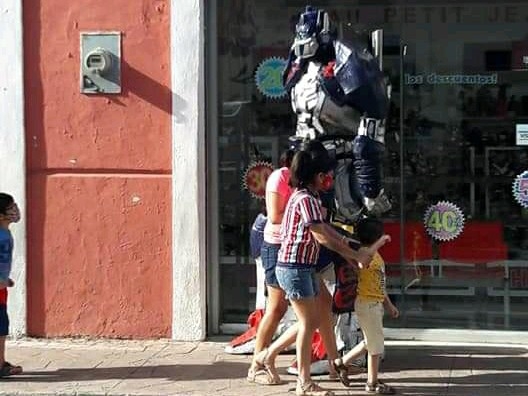 Policías sacan a 'Optimus Prime' del Pueblo Mágico de Valladolid