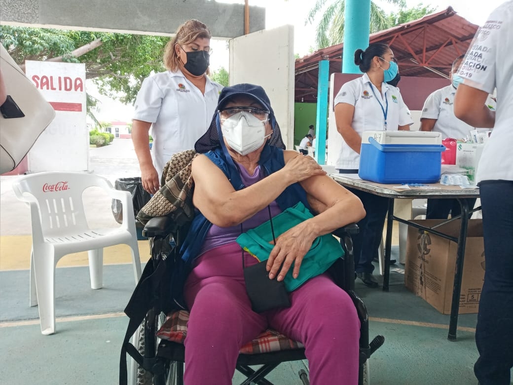 Ella es la señora María Ongay, primera vacunada en Chetumal