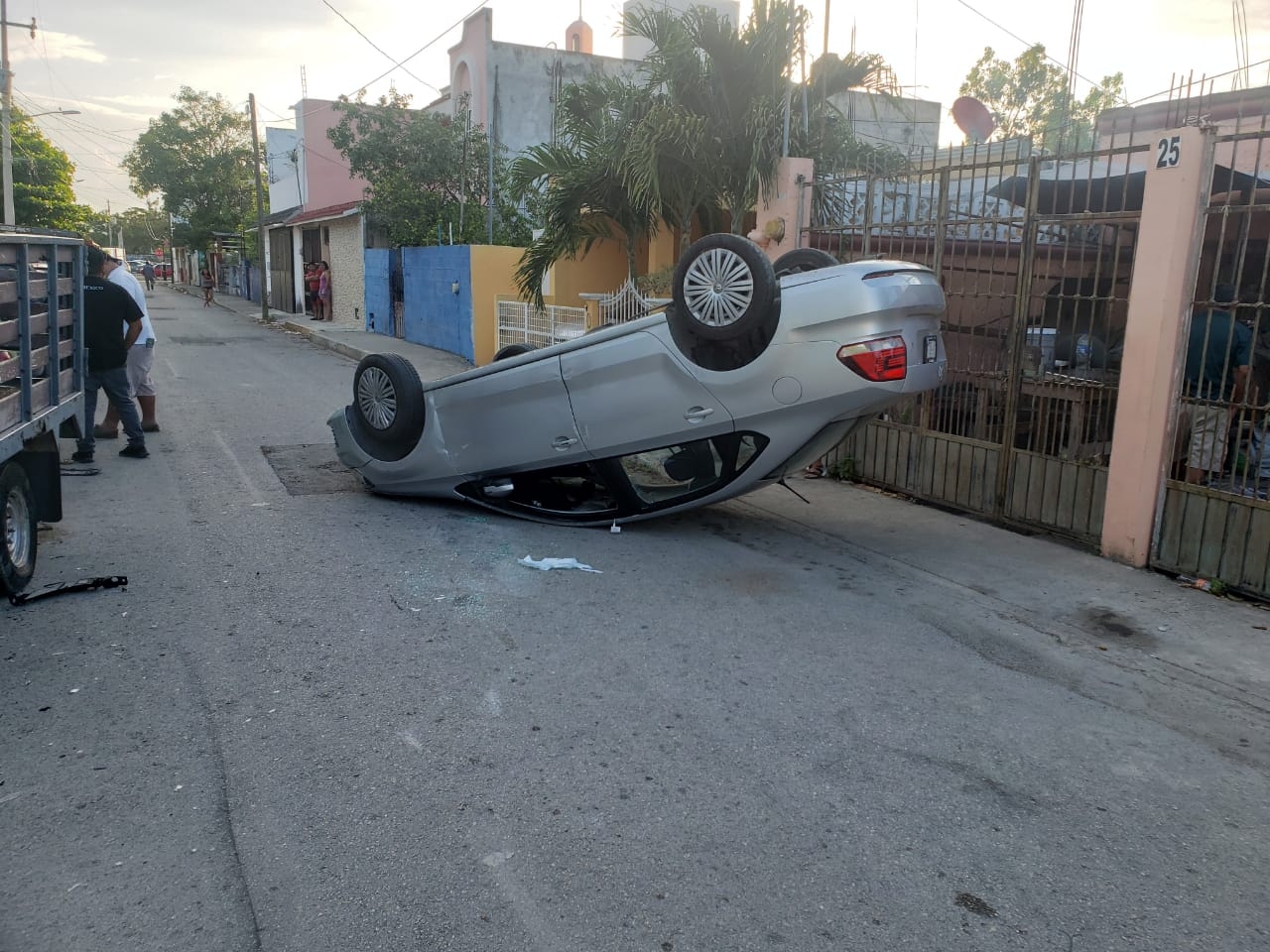 Automovilista vuelca por exceso de velocidad en la Región 94 de Cancún