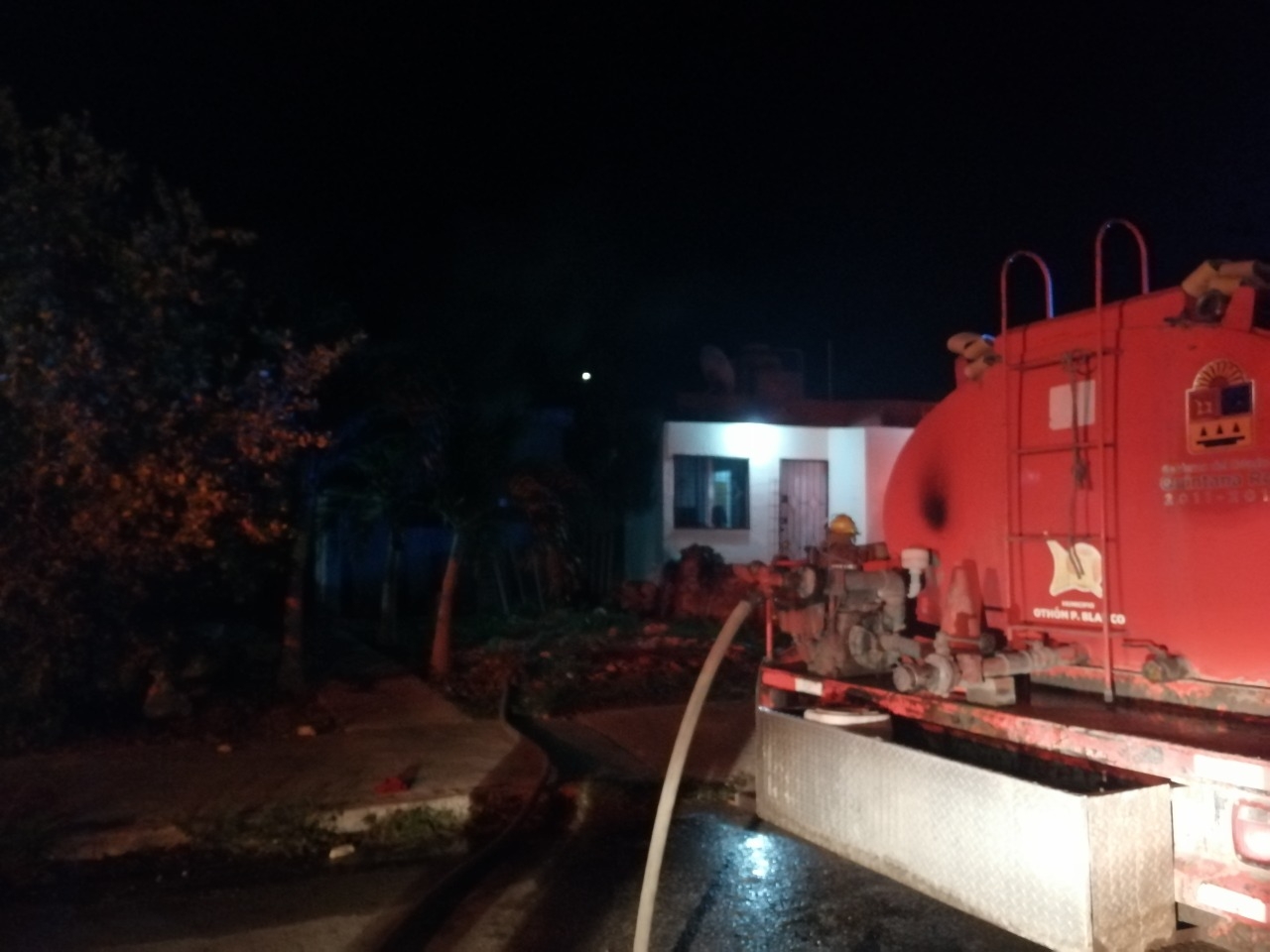 Se incendia casa con abuelitos adentro en la colonia '5 de Abril' en Chetumal