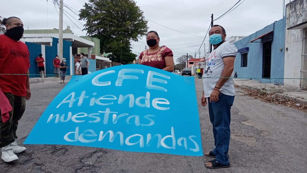 Vecinos bloquean calle en la colonia García Ginerés en Mérida: VIDEO