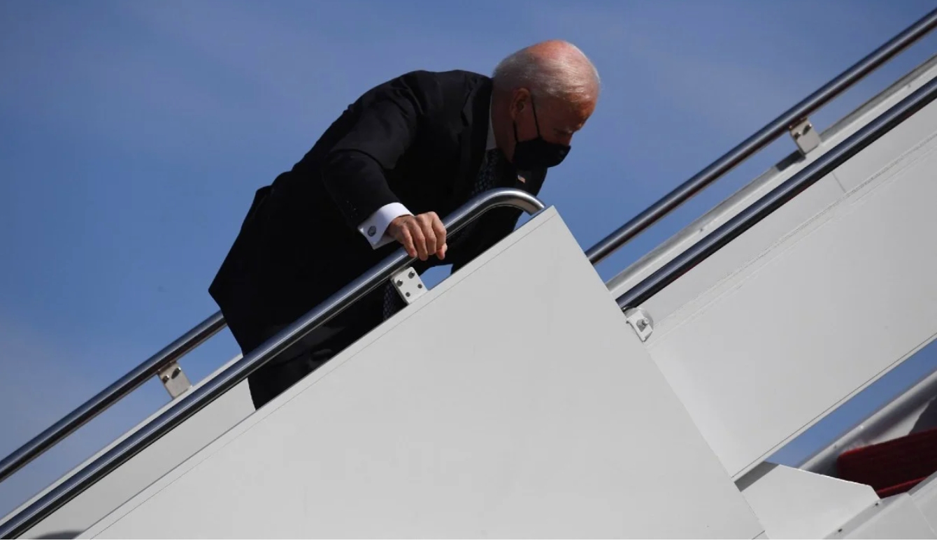 Joe Biden tropieza al subir las escaleras del avión presidencial: VIDEO