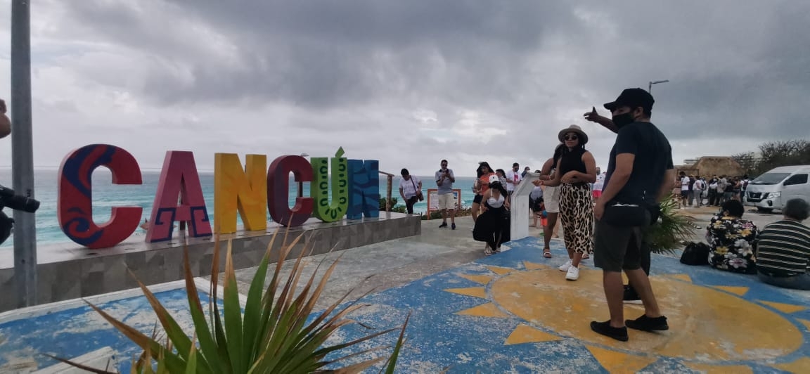 Turistas ignoran inclemencias del tiempo y asisten a Playas de Cancún: FOTOS