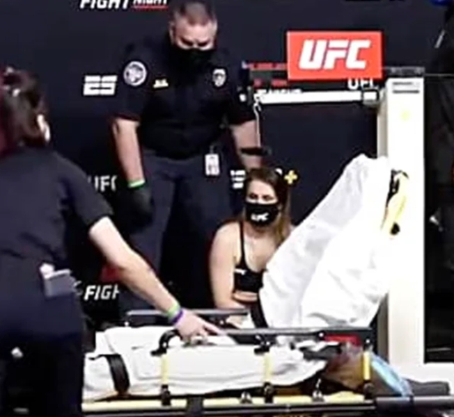 Peleadora de UFC se desmaya durante la ceremonia pesaje: VIDEO
