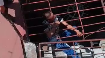 Ladrón queda atorado en una reja y es rescatado por la policía en Michoacán: VIDEO