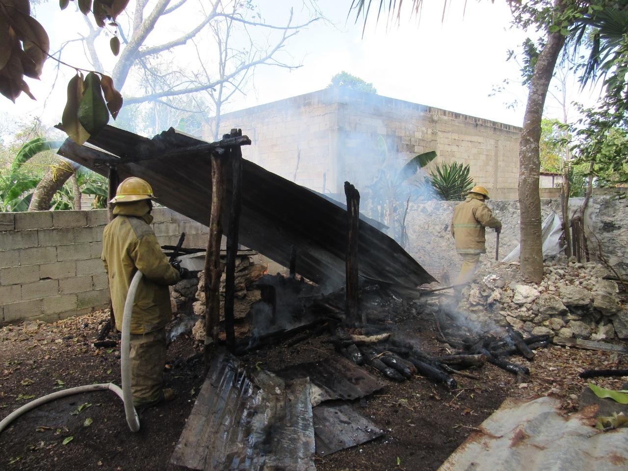 El incendio consumió una palapa y leña acumulada